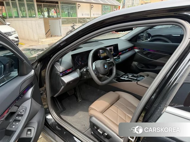 BMW 5 Series (G60) 2025 Черный из Кореи, фото 3