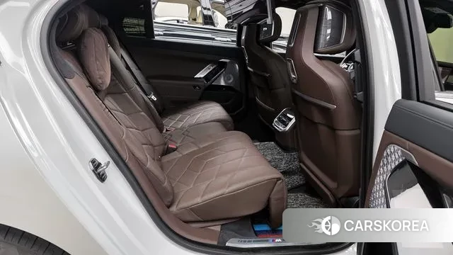 BMW 7 Series (G70) 2023 Белый из Кореи, фото 3