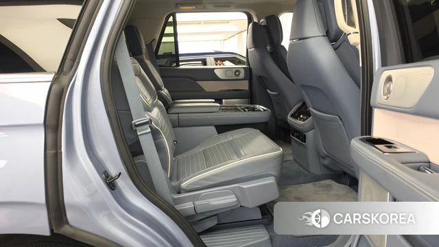 Lincoln Navigator 4th generation 2023 Светло-серебряный цвет из Кореи, фото 3