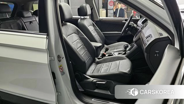 Volkswagen Tiguan Allspace 2023 Белый из Кореи, фото 3