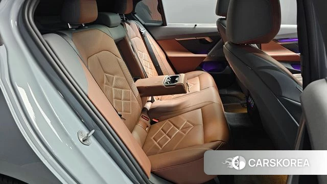 BMW 5 Series (G60) 2024 Цвет галактики из Кореи, фото 3