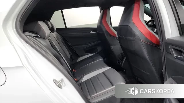 Volkswagen Golf 8th Generation 2024 Белый из Кореи, фото 3