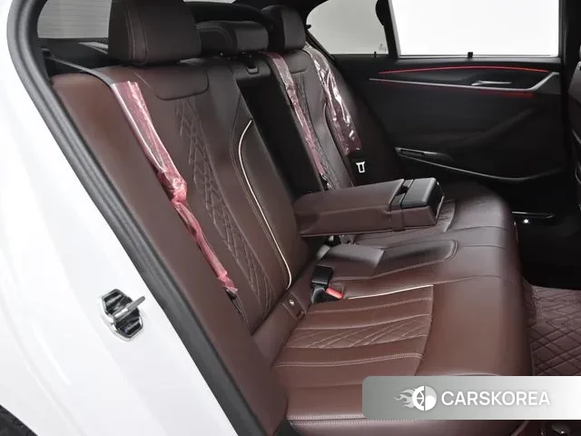 BMW 5 Series (G30) 2023 Белый из Кореи, фото 3