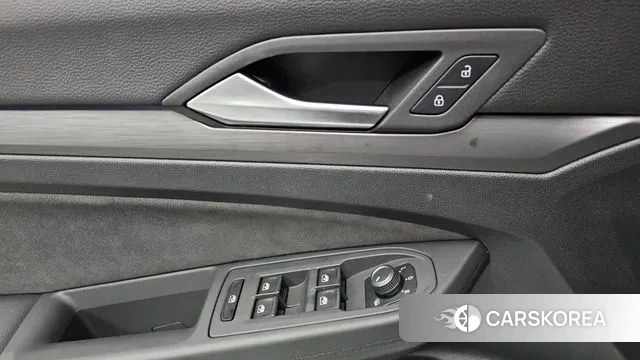 Volkswagen Golf 8th Generation 2023 Белый из Кореи, фото 3