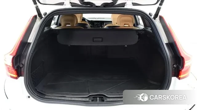 Volvo V60 Cross-Country 2nd Generation 2021 Белый из Кореи, фото 3