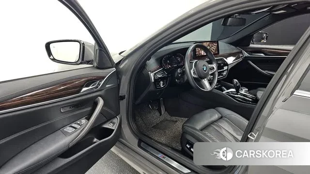 BMW 5 Series (G30) 2021 Серебристо-серый из Кореи, фото 3