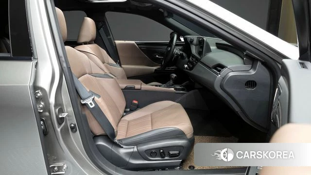 Lexus ES300h 7th generation 2025 Серебряный из Кореи, фото 3