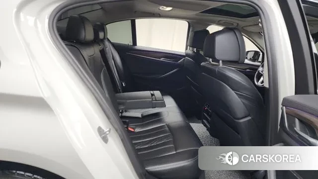 BMW 5 Series (G30) 2018 Белый из Кореи, фото 3