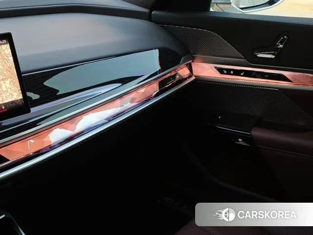 BMW 7 Series (G70) 2024 Черный двухцветный из Кореи, фото 3