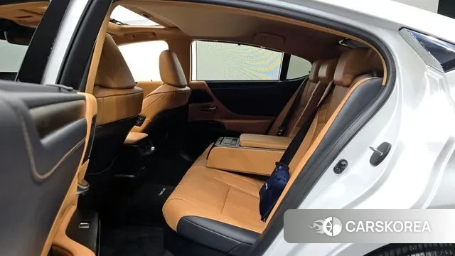 Lexus ES300h 7th generation 2023 Белый из Кореи, фото 3