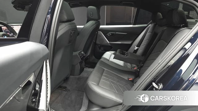 BMW 5 Series (G60) 2025 Черный из Кореи, фото 3