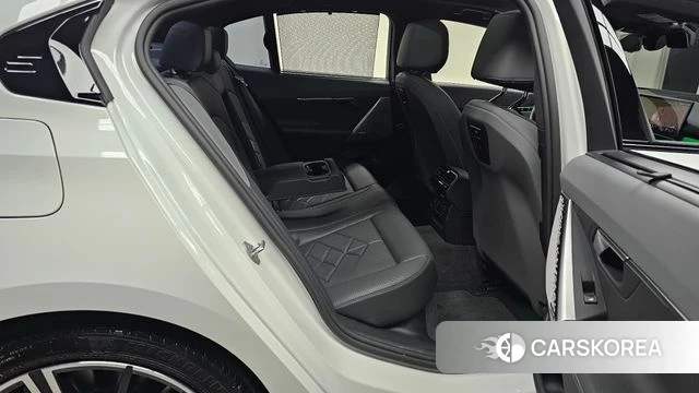 BMW 5 Series (G60) 2024 Белый из Кореи, фото 3