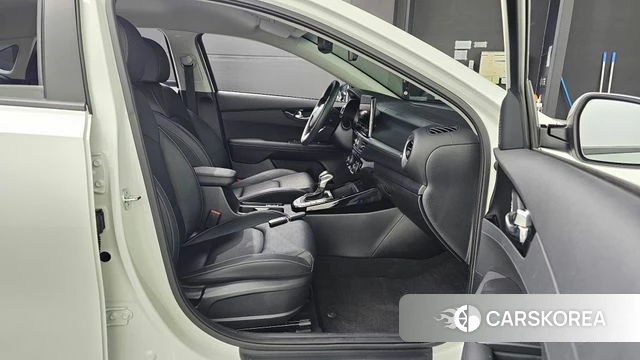 Kia The New K3 2nd generation 2023 Белый из Кореи, фото 3