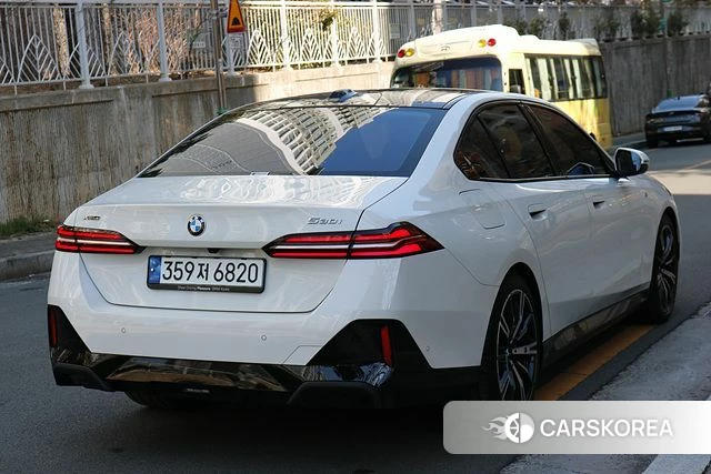 BMW 5 Series (G60) 2023 Белый из Кореи, фото 3