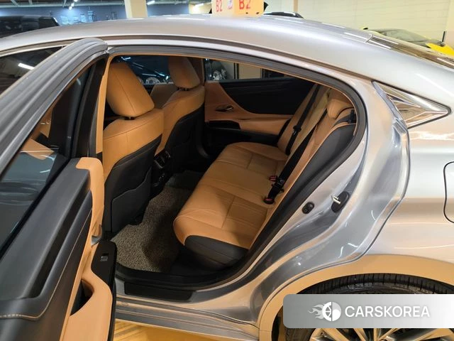 Lexus ES300h 7th generation 2021 Серебряный из Кореи, фото 3