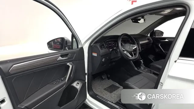 Volkswagen Tiguan Allspace 2024 Белый из Кореи, фото 3