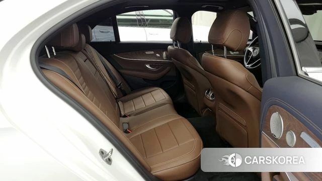 Mercedes-Benz E-Class W213 2023 Белый из Кореи, фото 3