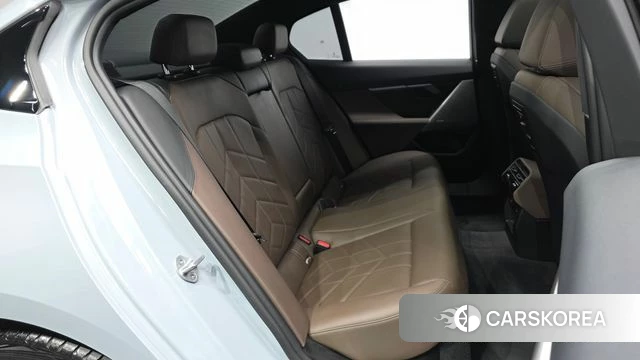 BMW 5 Series (G60) 2024 Светло-серебряный цвет из Кореи, фото 3