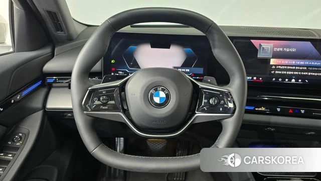 BMW 5 Series (G60) 2023 Белый из Кореи, фото 3