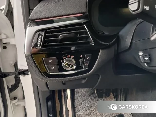 BMW 5 Series (G30) 2019 Белый из Кореи, фото 3