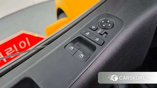 Hyundai Staria 2023 Желтый из Кореи, фото 3