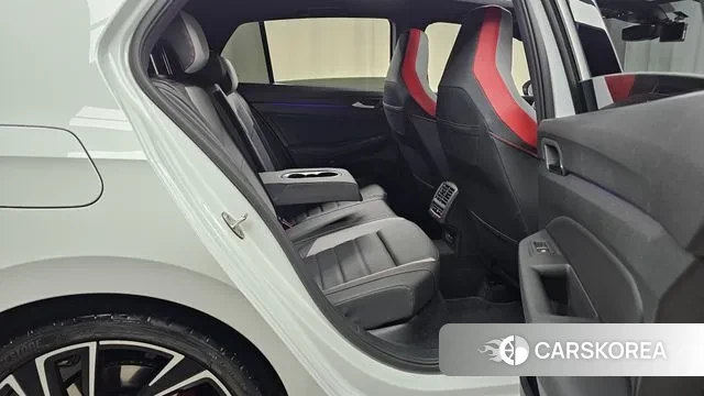 Volkswagen Golf 8th Generation 2024 Белый из Кореи, фото 3