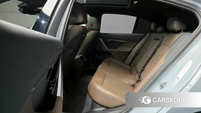 BMW 5 Series (G60) 2025 Светло-серебряный цвет из Кореи, фото 3