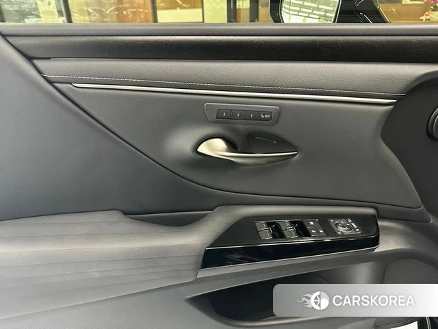 Lexus ES300h 7th generation 2022 Серый из Кореи, фото 3