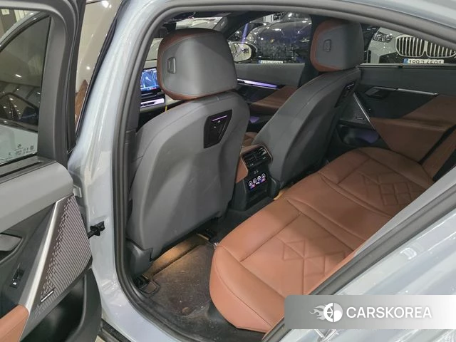 BMW 5 Series (G60) 2024 Серебристо-серый из Кореи, фото 3