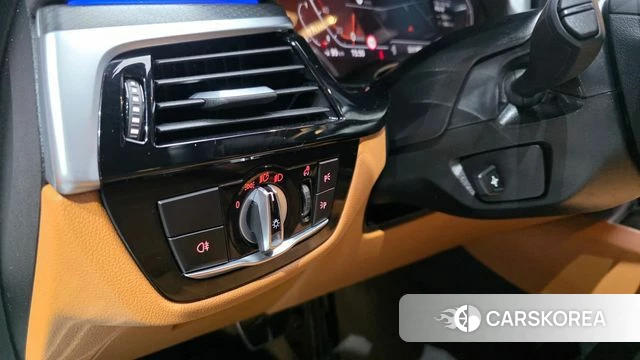 BMW 5 Series (G30) 2023 Белый из Кореи, фото 3