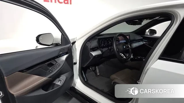 BMW 5 Series (G60) 2024 Белый из Кореи, фото 3