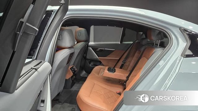 BMW 5 Series (G60) 2024 Светло-серебряный цвет из Кореи, фото 3