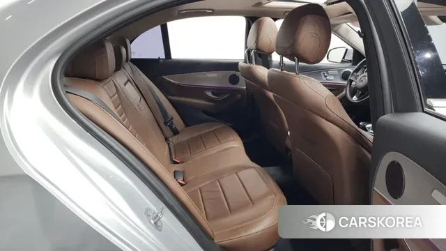 Mercedes-Benz E-Class W213 2018 Серебряный из Кореи, фото 3