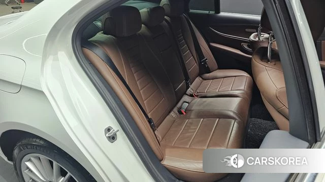 Mercedes-Benz E-Class W213 2022 Белый из Кореи, фото 3