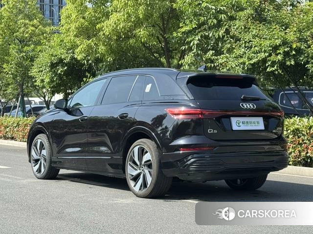 Audi Q5 e-tron 2022 Черный из Китая, фото 3
