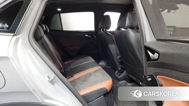 Volkswagen ID.4 2023 Серебристо-серый из Кореи, фото 3