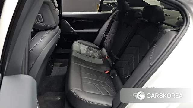 BMW 5 Series (G60) 2024 Белый из Кореи, фото 3