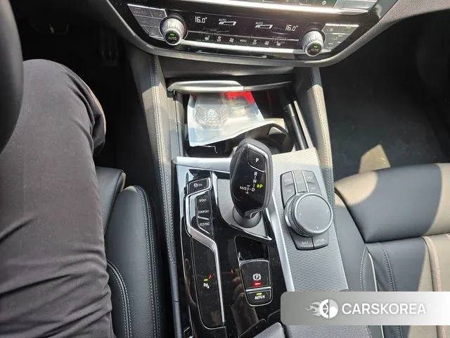 BMW 5 Series (G30) 2022 Белый из Кореи, фото 3