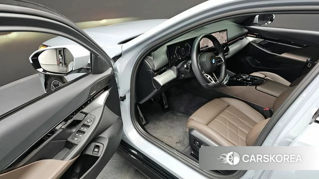 BMW 5 Series (G60) 2024 Серебристо-серый из Кореи, фото 3
