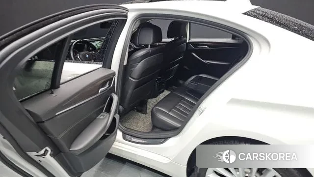 BMW 5 Series (G30) 2018 Белый из Кореи, фото 3