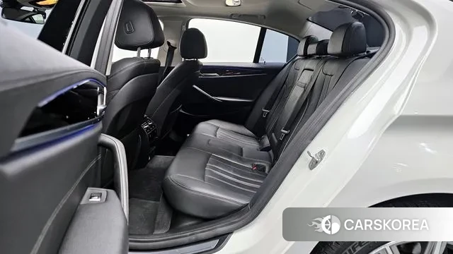 BMW 5 Series (G30) 2018 Белый из Кореи, фото 3