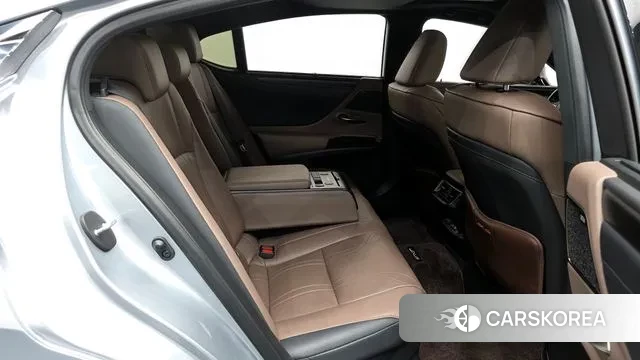 Lexus ES300h 7th generation 2022 Светло-серебряный цвет из Кореи, фото 3