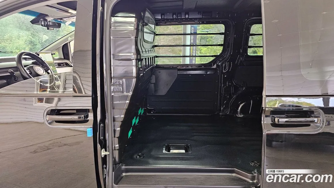 Hyundai Staria 2023 Черный из Кореи, фото 3