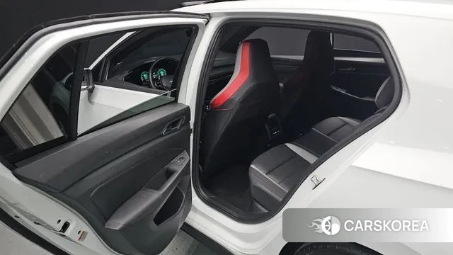 Volkswagen Golf 8th Generation 2024 Белый из Кореи, фото 3