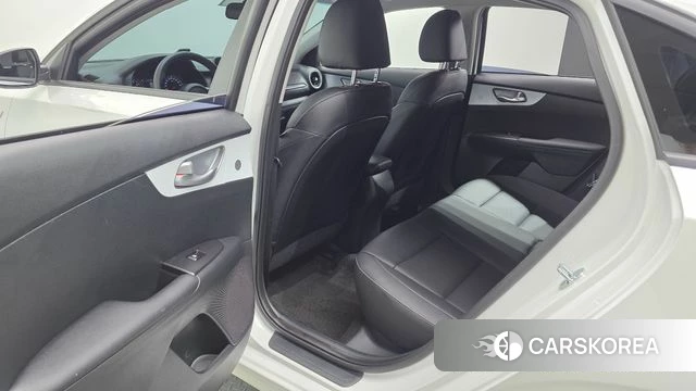 Kia The New K3 2nd generation 2023 Белый из Кореи, фото 3