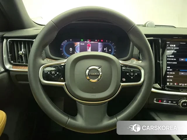 Volvo S60 3rd generation 2023 Белый из Кореи, фото 3