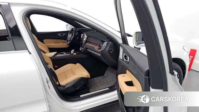 Volvo XC60 second Generation 2023 Белый из Кореи, фото 3