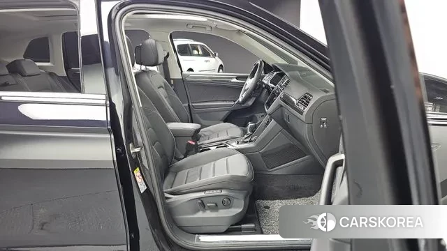 Volkswagen Tiguan Allspace 2024 Черный из Кореи, фото 3