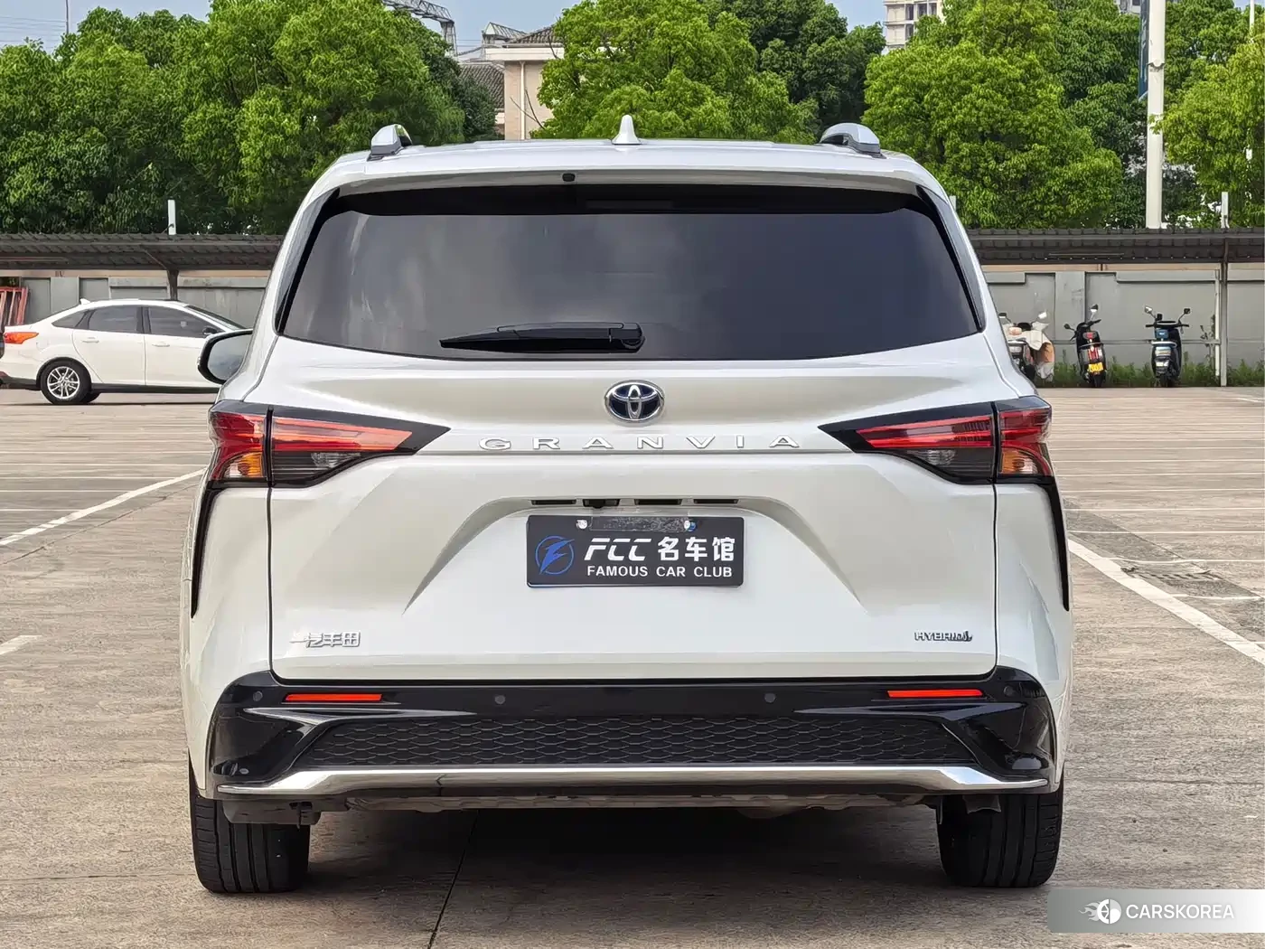 Toyota Granvia 2024 Белый из Китая, фото 3