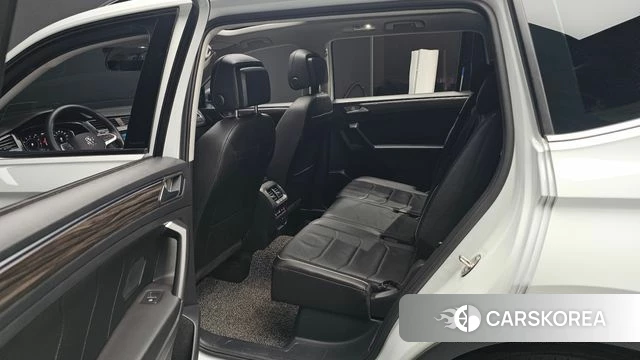 Volkswagen Tiguan Allspace 2023 Белый из Кореи, фото 3